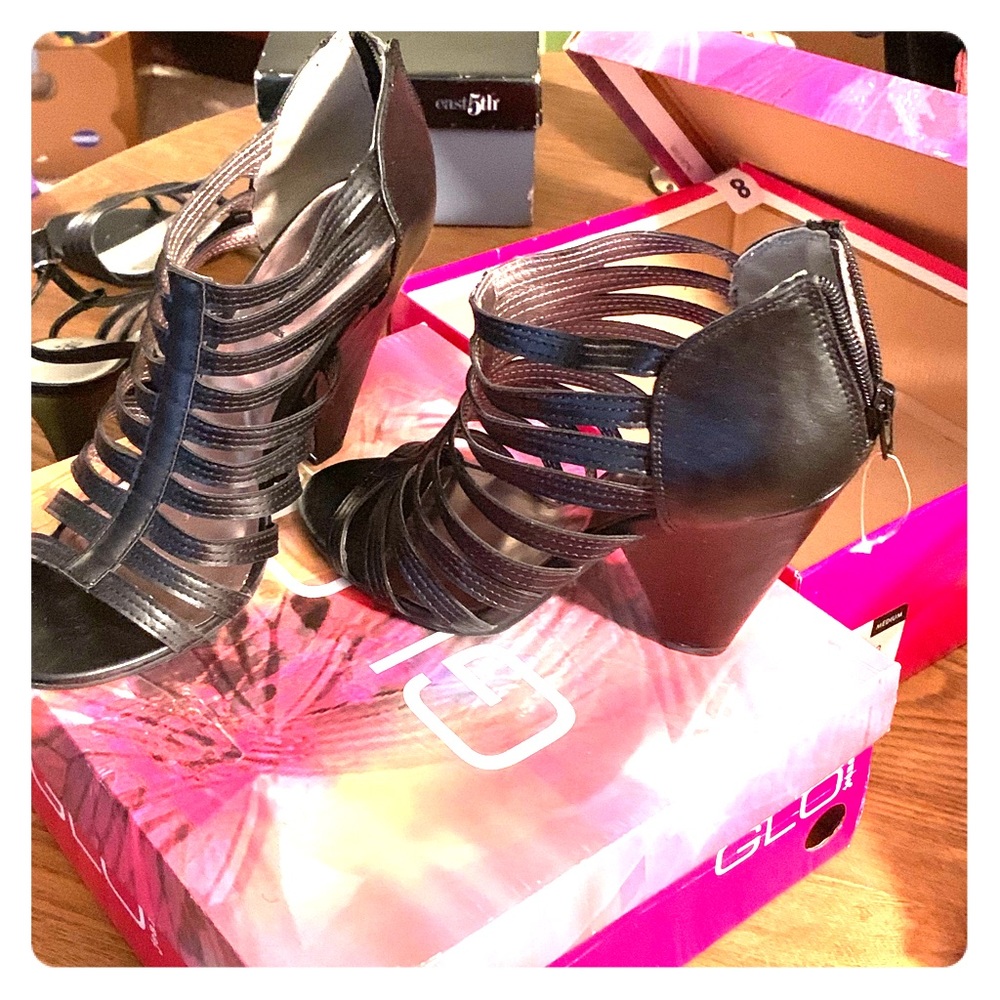 Shoe never worn still has plastic strip from tag
